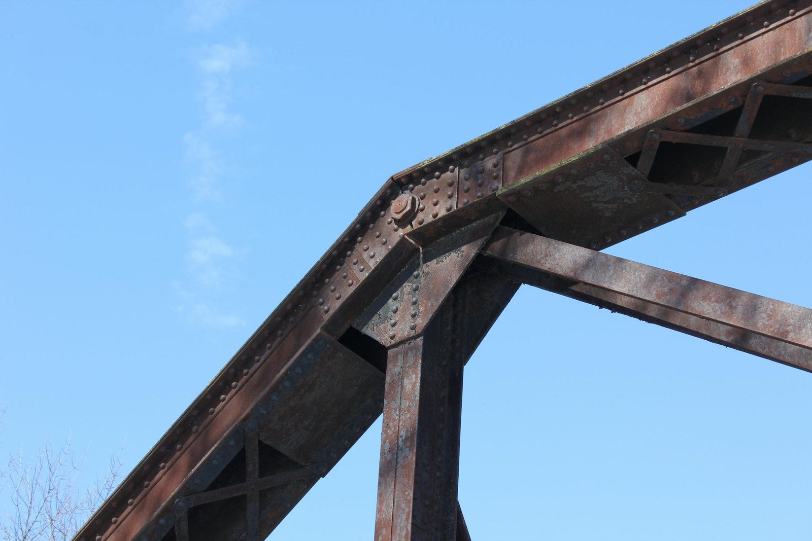 Upper angle connection, west span